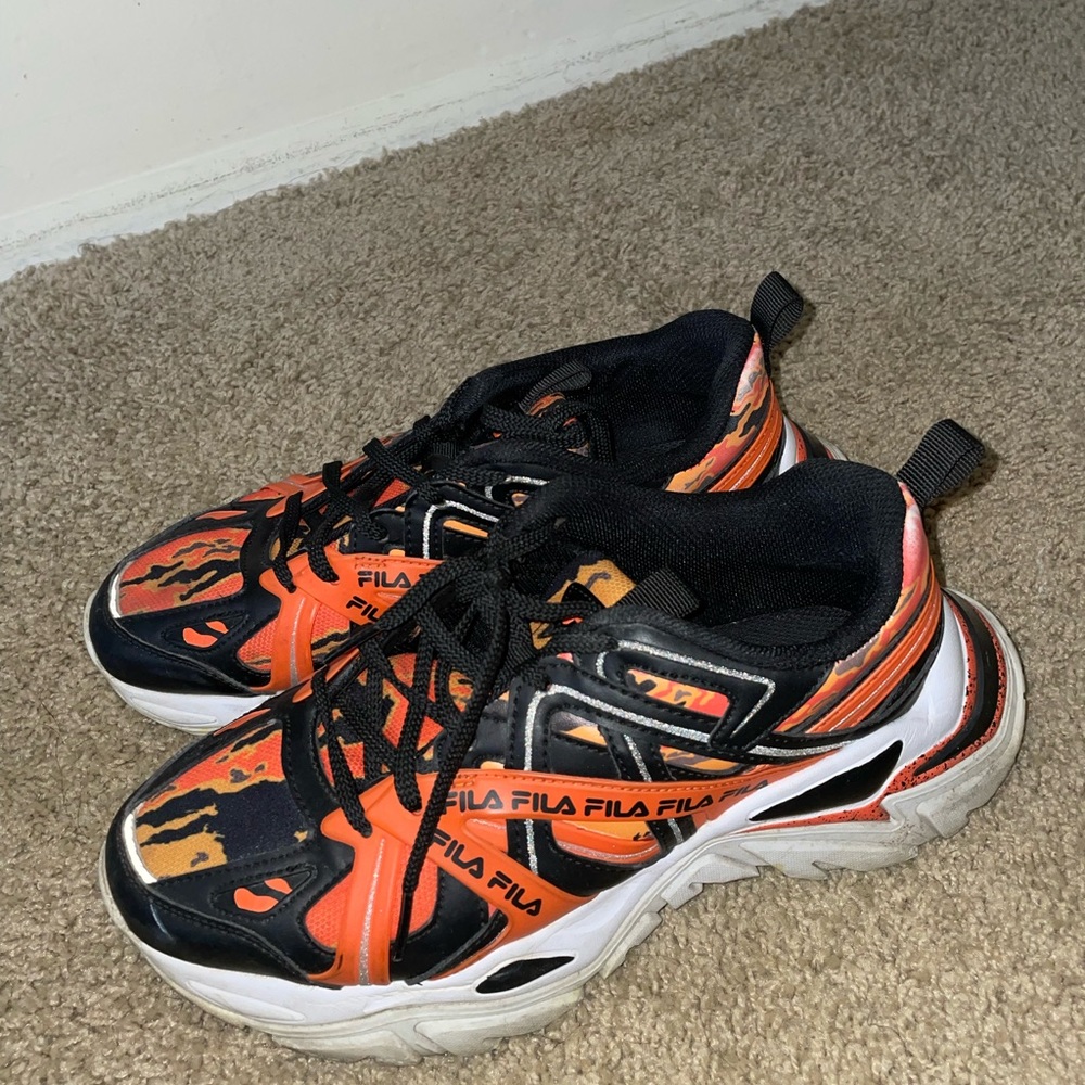 USED BLACK AND ORANGE FILA SHOES